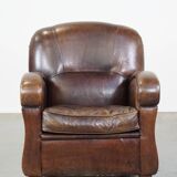 Sheep leather armchair with round shapes