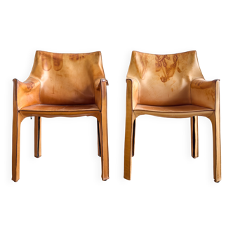 Paire de fauteuils Cab 413 par Mario Bellini en cuir beige patiné, Cassina