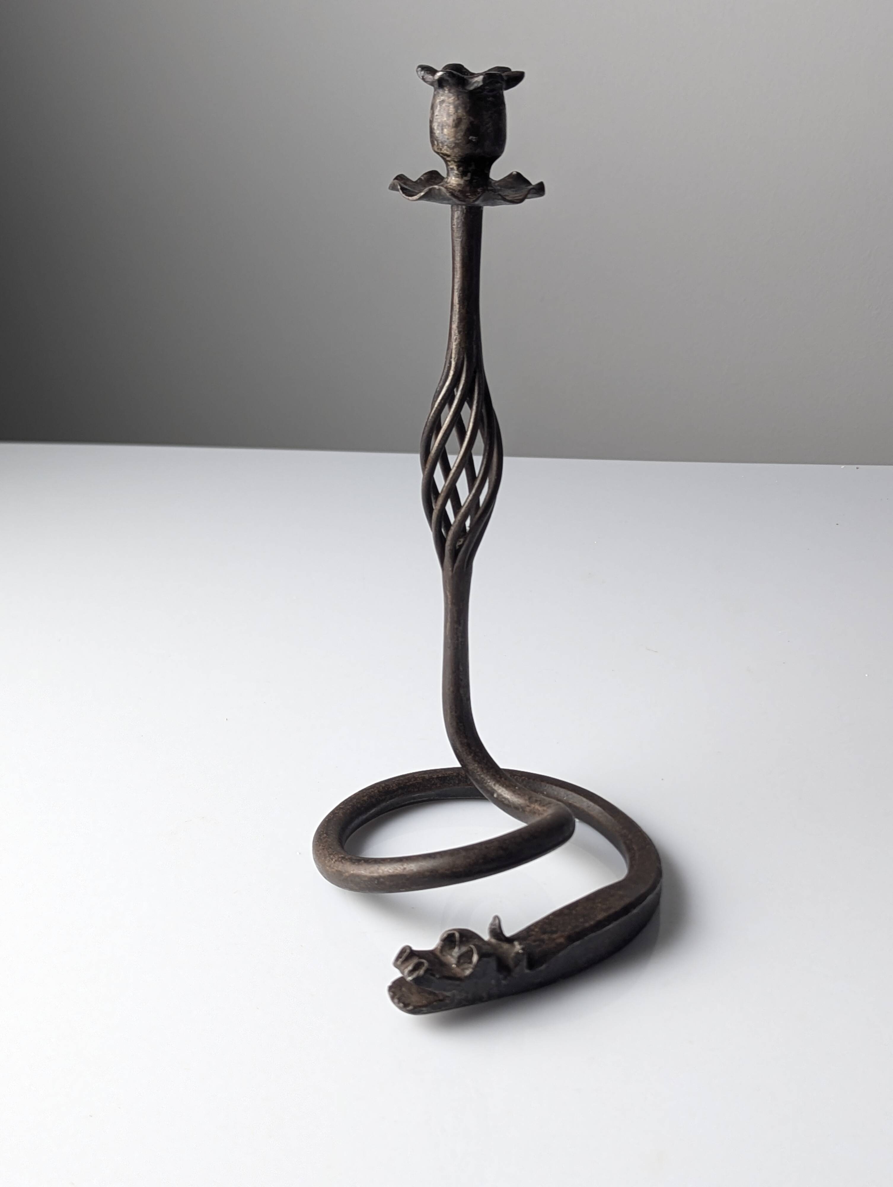Candelabre en fer forgé avec tête de dragon, style Samuel Yellin, 20e siècle