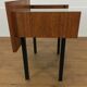 Table de chevet moderniste années 50 bois et verre