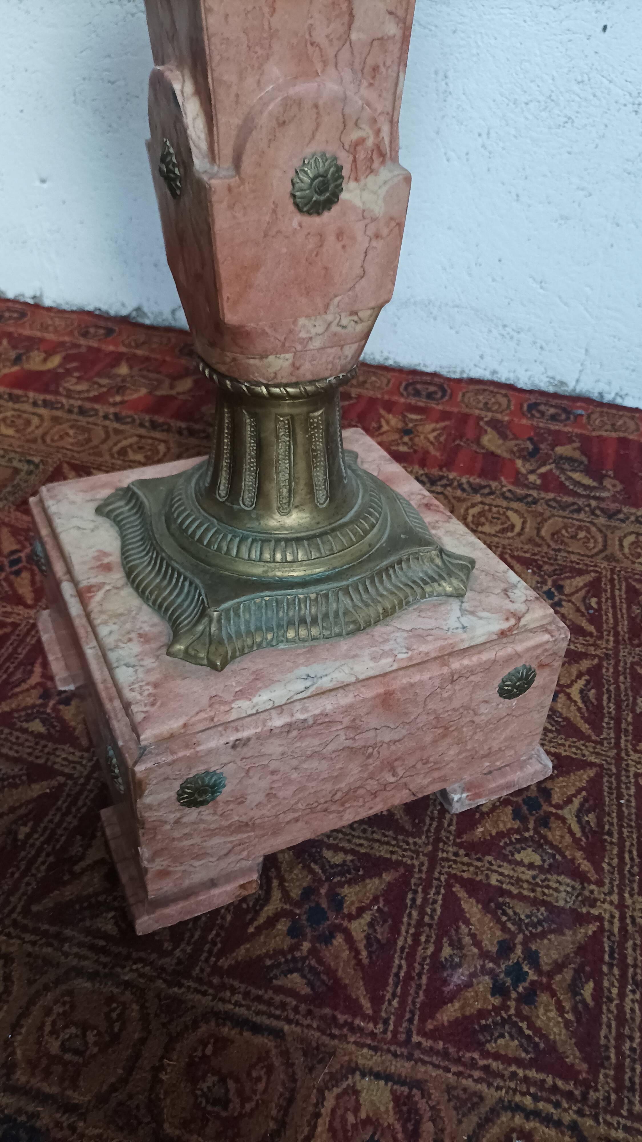 Tall column in pink marble and bronze, Louis XVI style