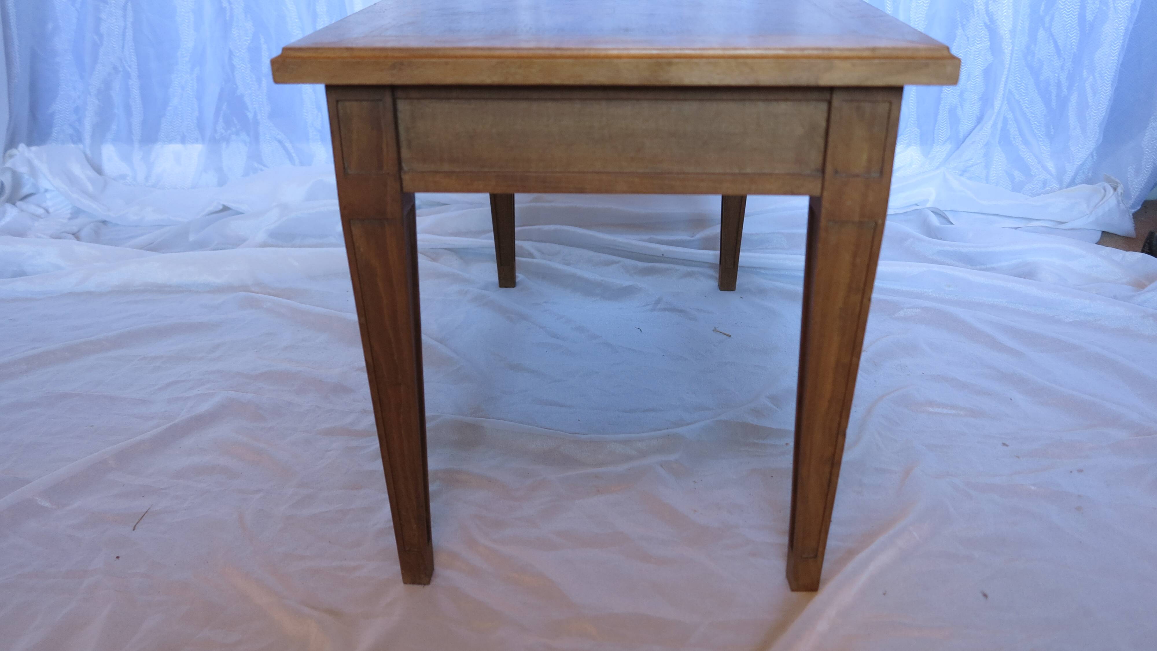 table basse de style Louis XVI bois naturel
