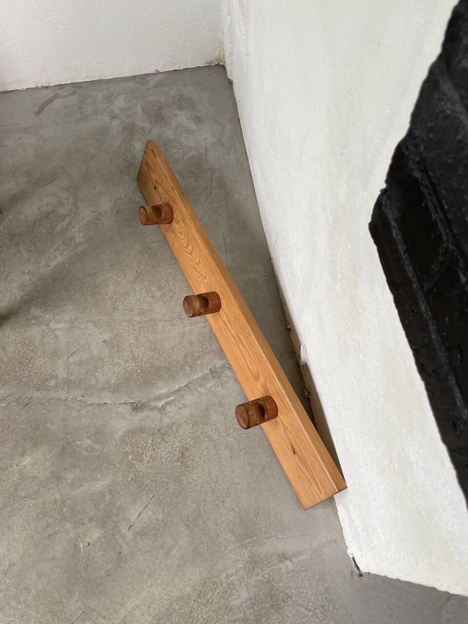 Perriand pine mountain coat rack