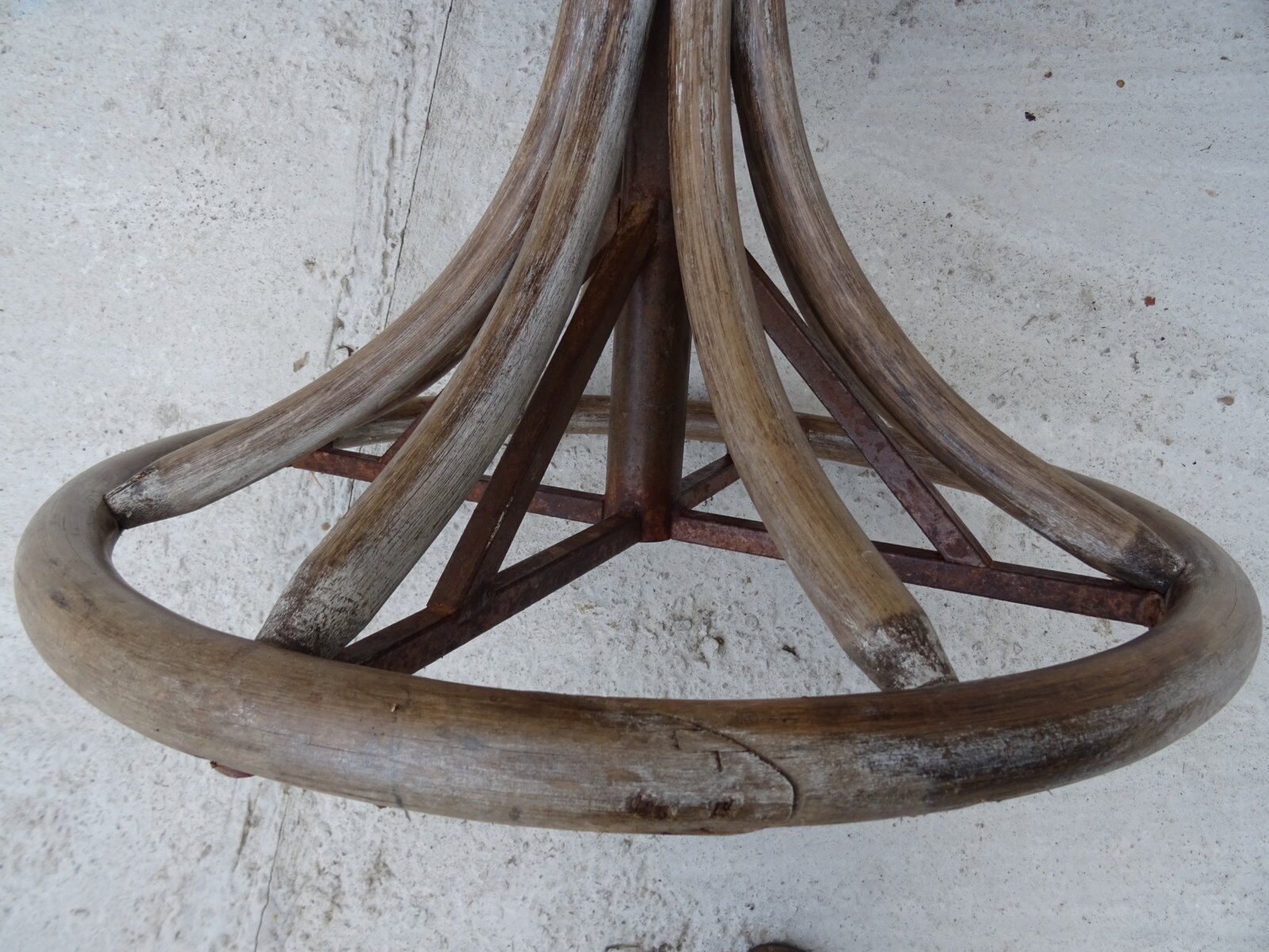 Tulip footing round table