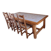 Grande table en chêne massif, plateau carrelé + 4 chaises
