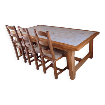 Grande table en chêne massif, plateau carrelé + 4 chaises
