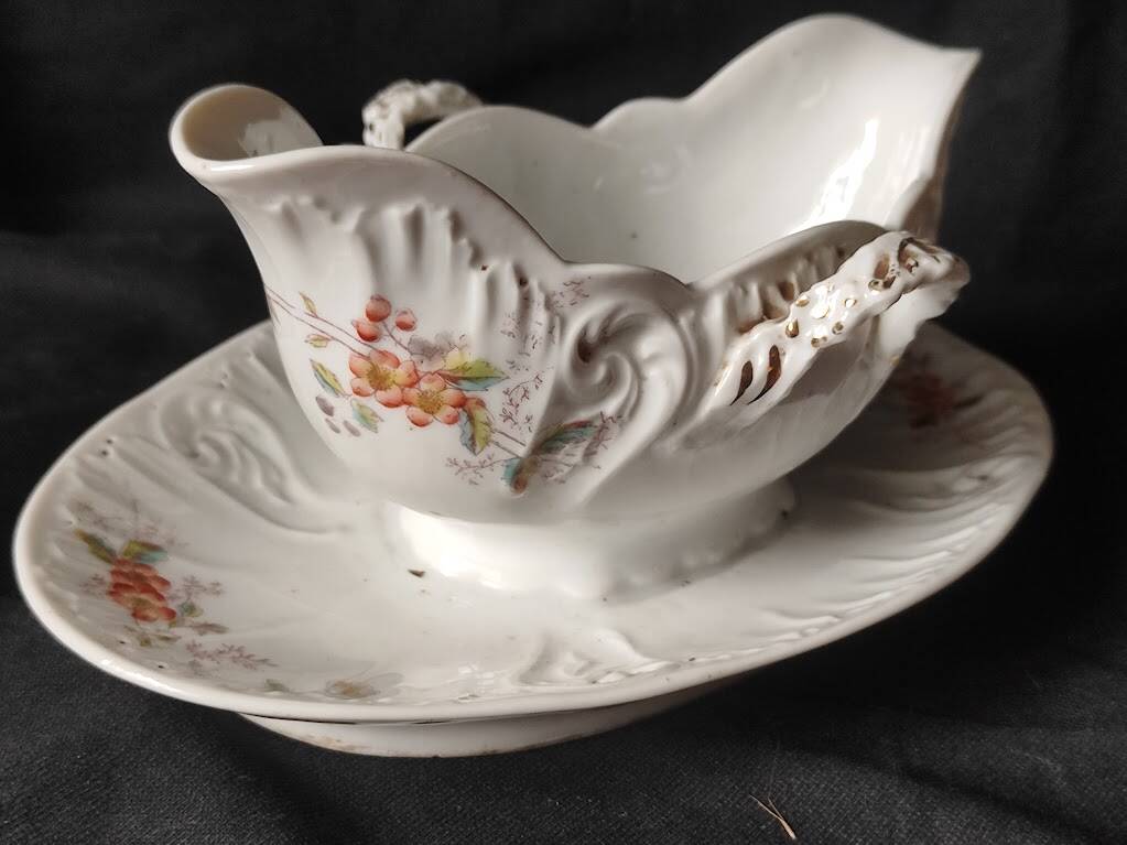 Superbe sauciere /1930/50 /decors floraux /dorures