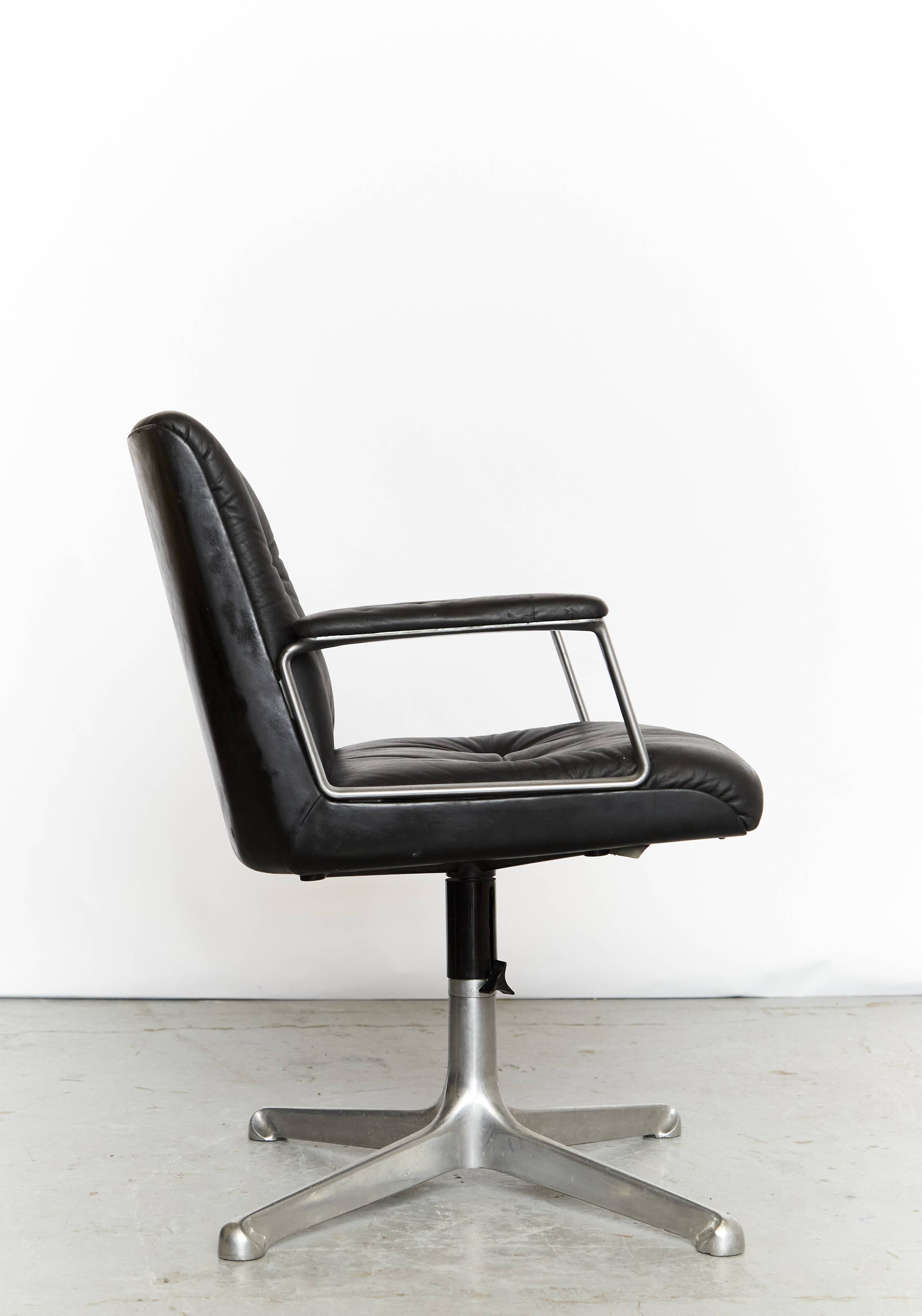 Osvaldo Borsani swivel Chair P125 for Tecno Milano
