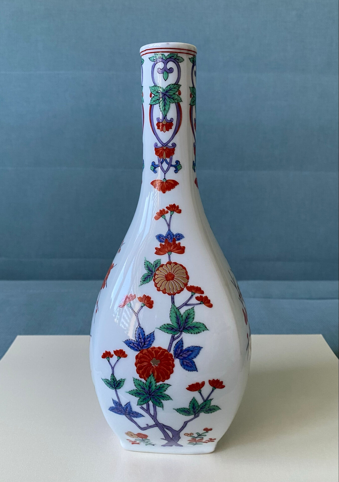Vintage Japanese Arita porcelain vase – floral decoration H25cm