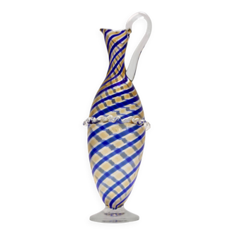 Vase pichet en verre de Murano attribuable à Toso avec des cannes bleues et jaunes