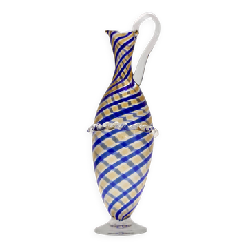 Vase pichet en verre de Murano attribuable à Toso avec des cannes bleues et jaunes
