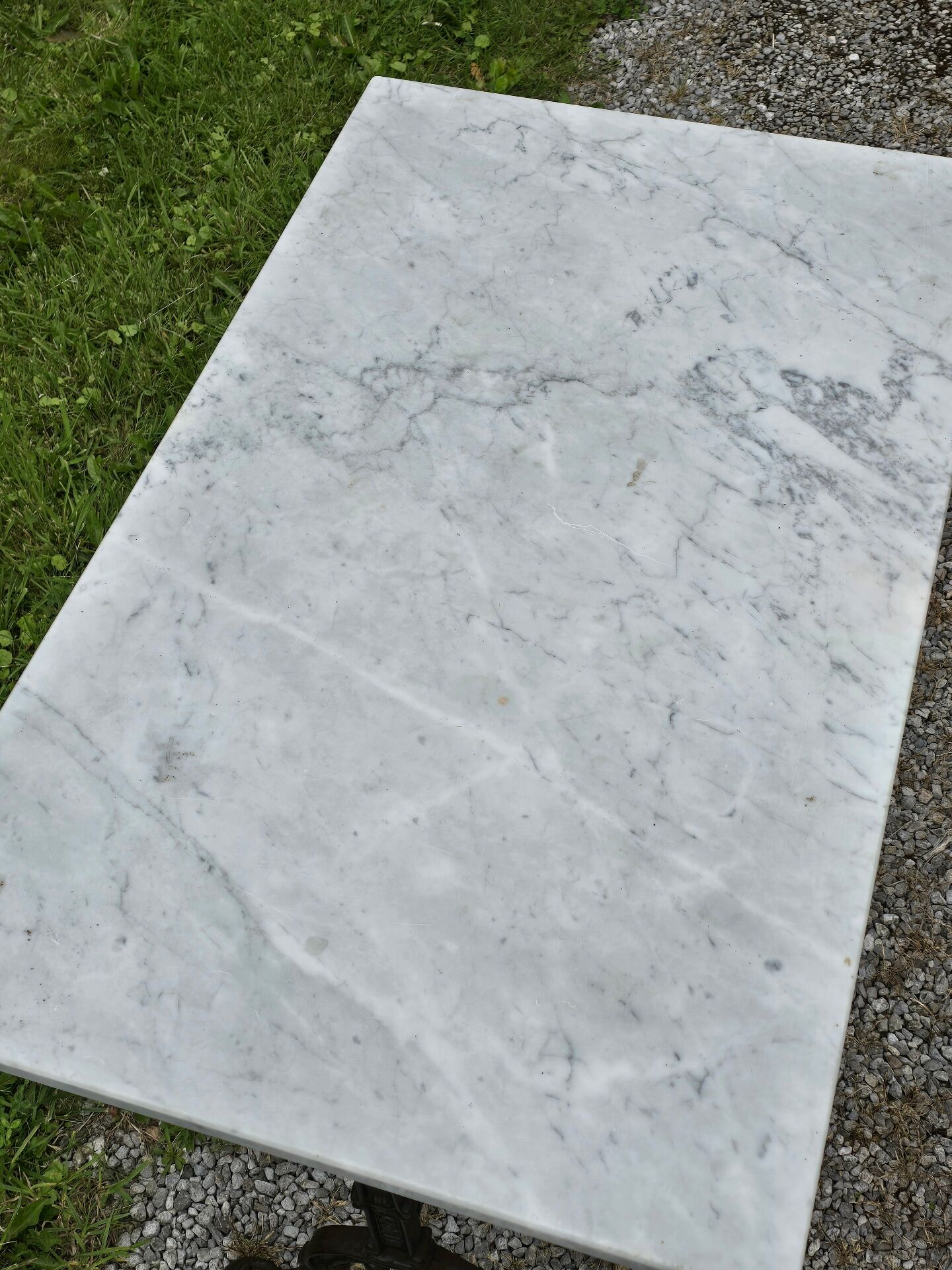 Godin bistro table in cast iron and white marble