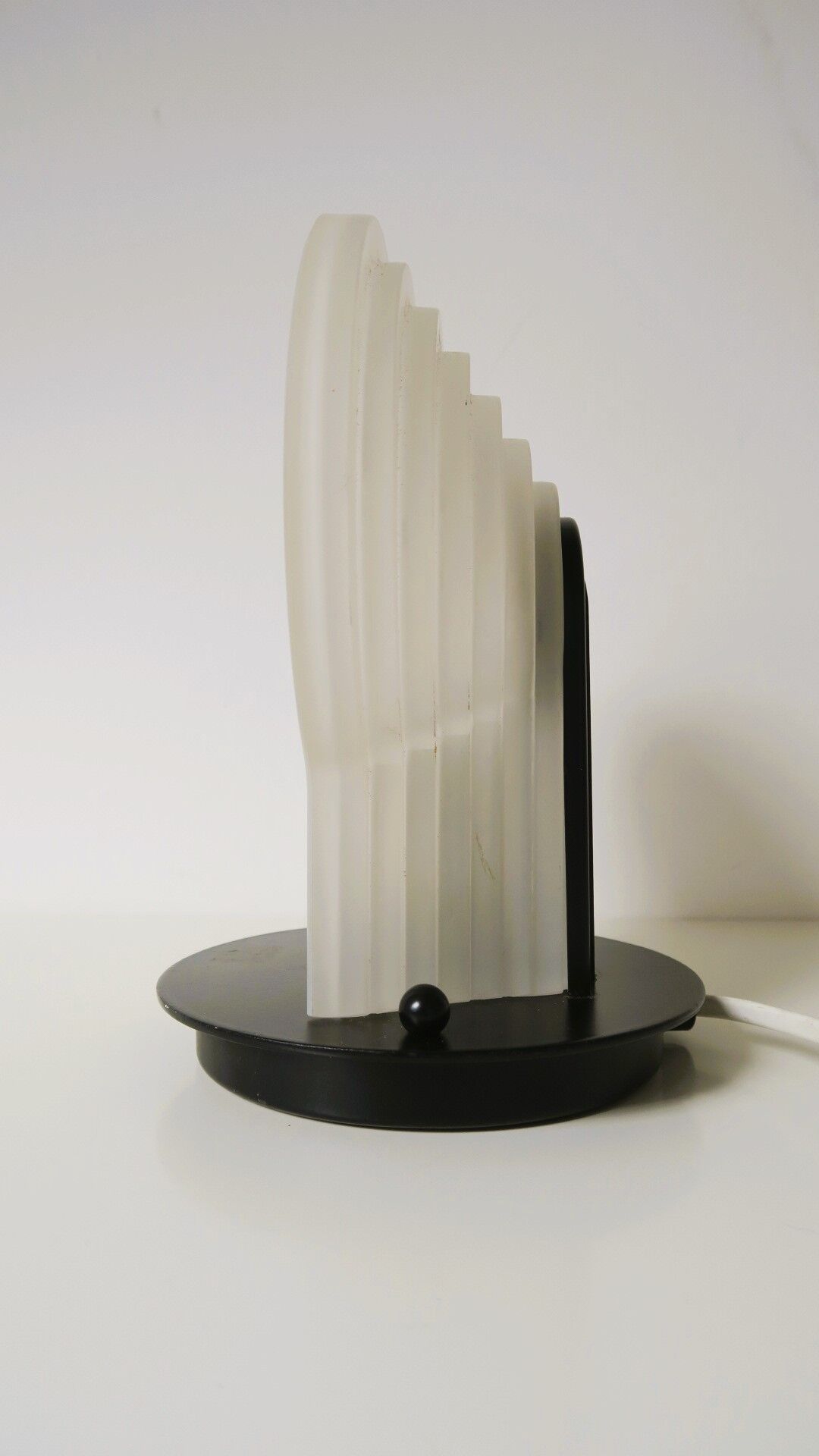 Italian wall lamp in satin glass 80s