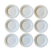 Ensemble de neuf assiettes plates vintage en grès moucheté