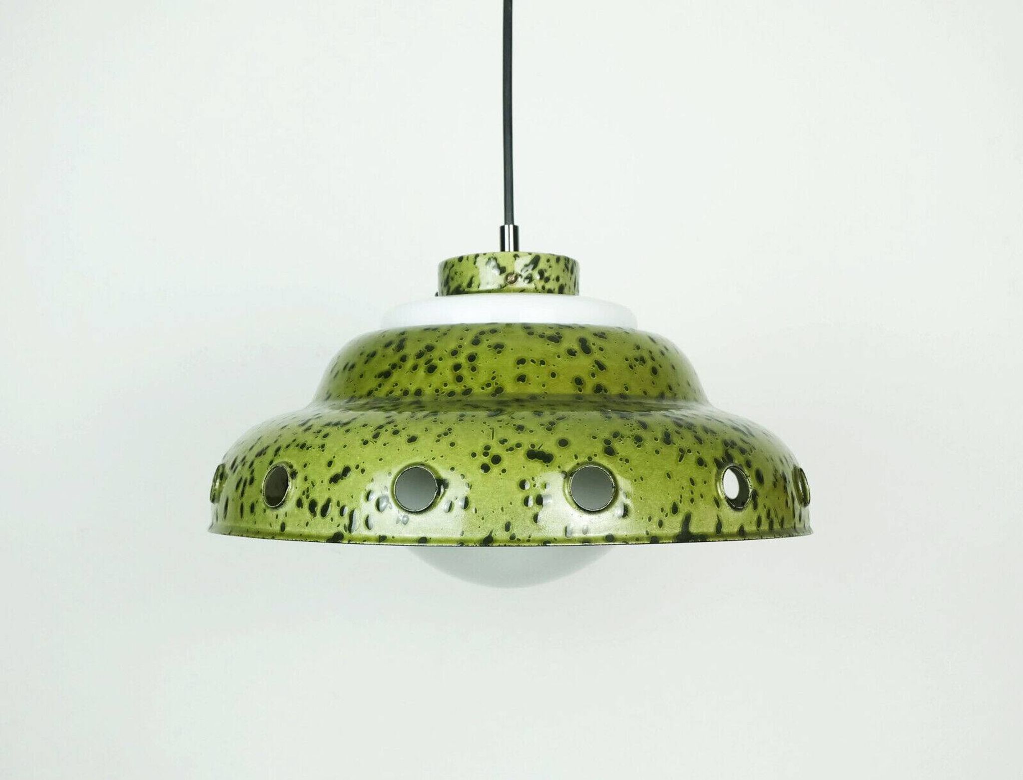 Suspension vintage en métal émaillé et verre blanc 1960