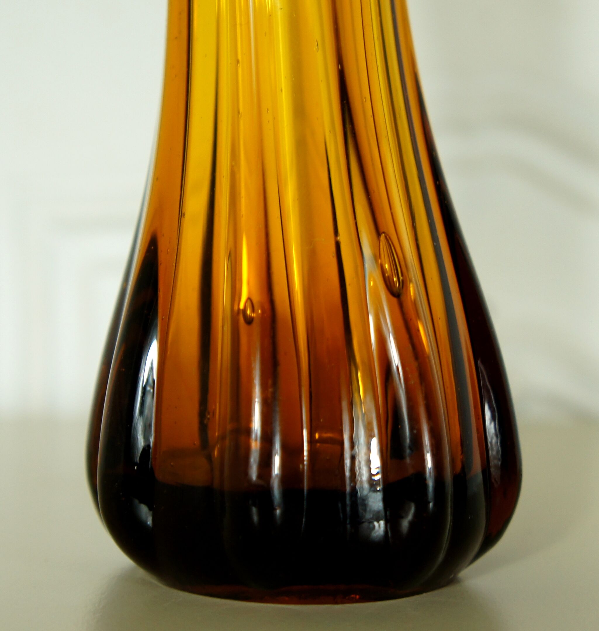 Bubbled amber glass vase "Roc"