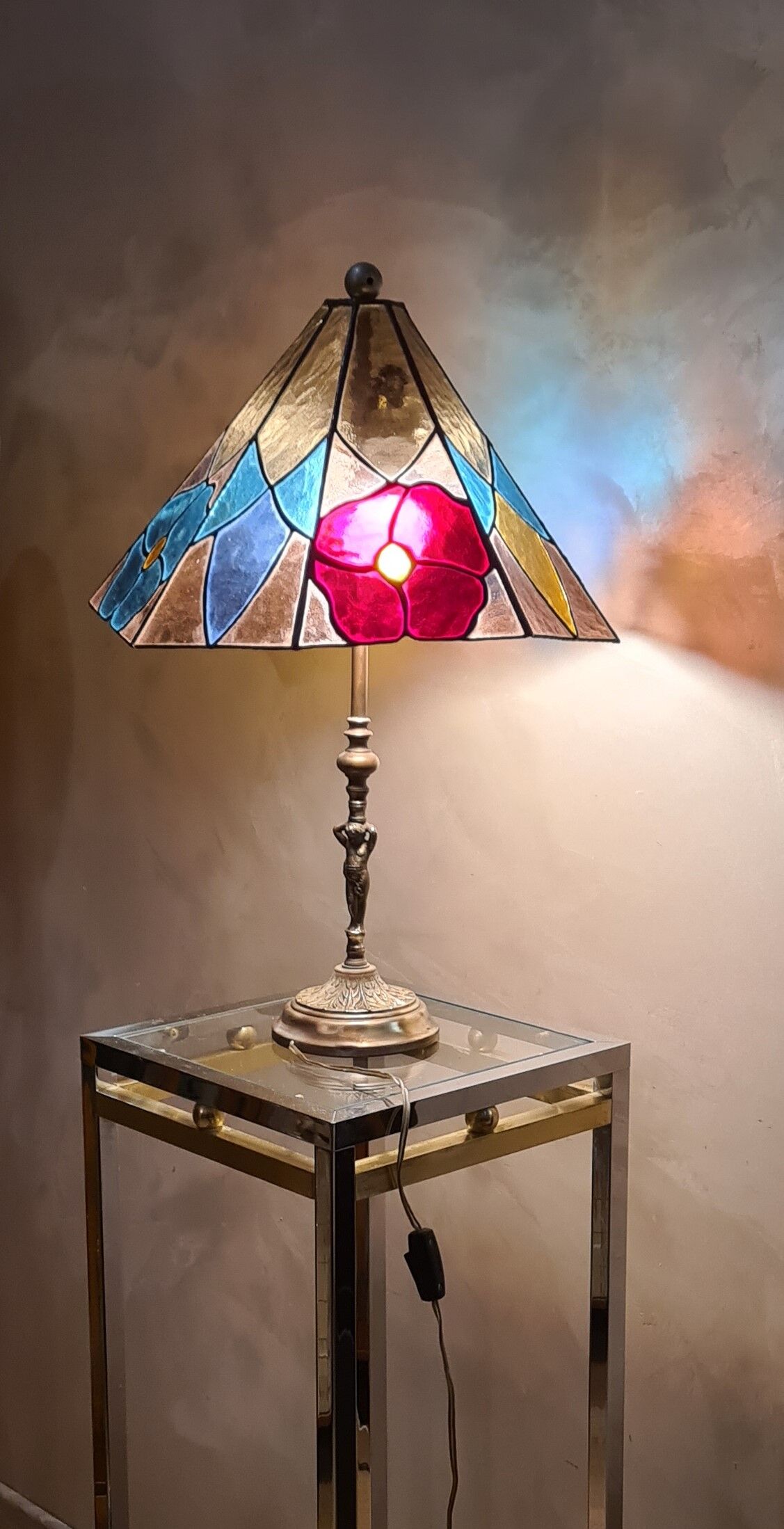 table lamp stained glass tiffany style 1960 has 70 brass and bronze 58x40