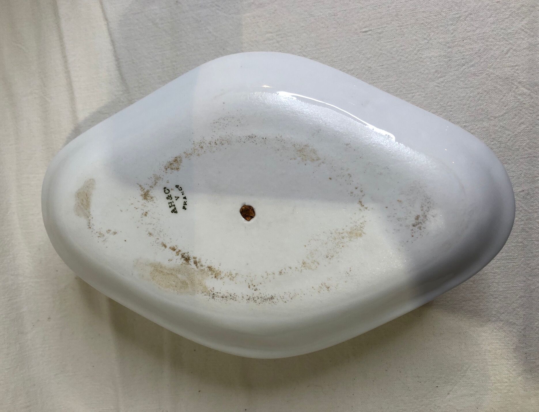 Saucière en porcelaine blanche. AH & C, France.