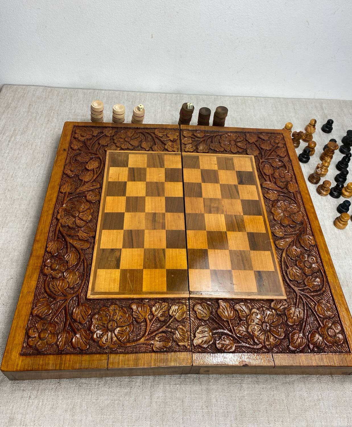 Chess and backgammon set in carved wood and marquetry