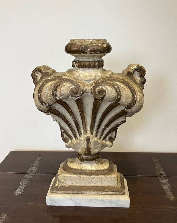Elément décoratif en bois sculpté sur socle en marbre de Carrare