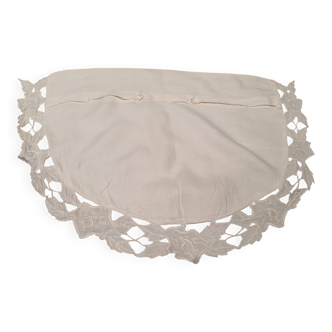 Half-moon pillowcase with English lace