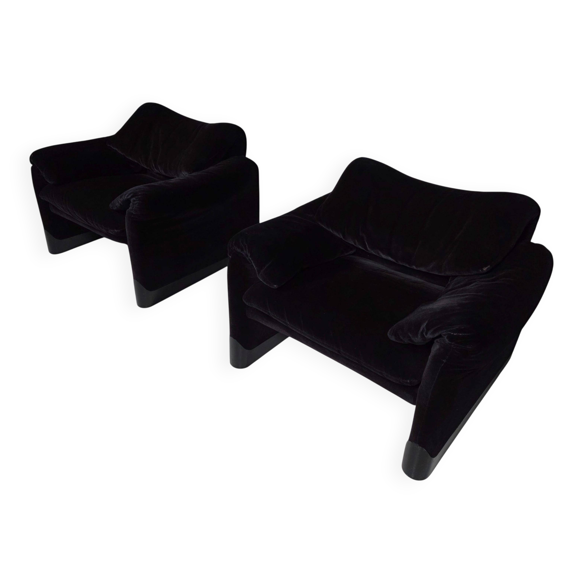 Maralunga lounge chairs in purple velvet by Vico Magistretti for Cassina, 1970.