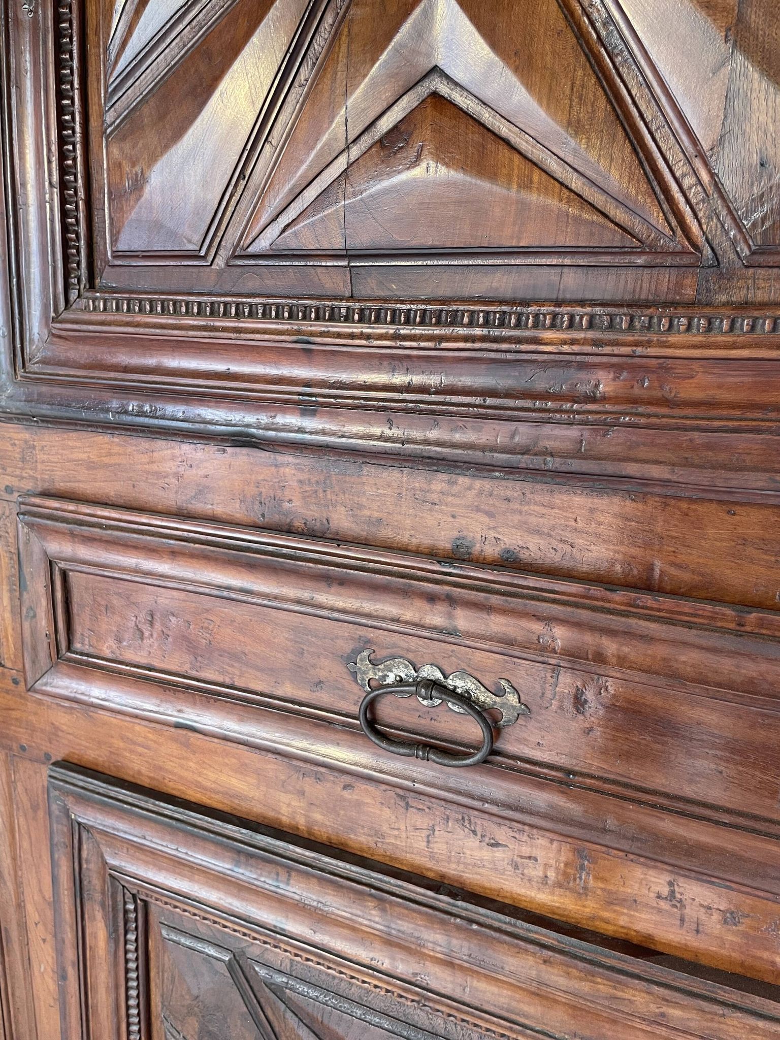 Armoire Louis XIII en chêne massif, pointes de diamant, XVIIe siècle