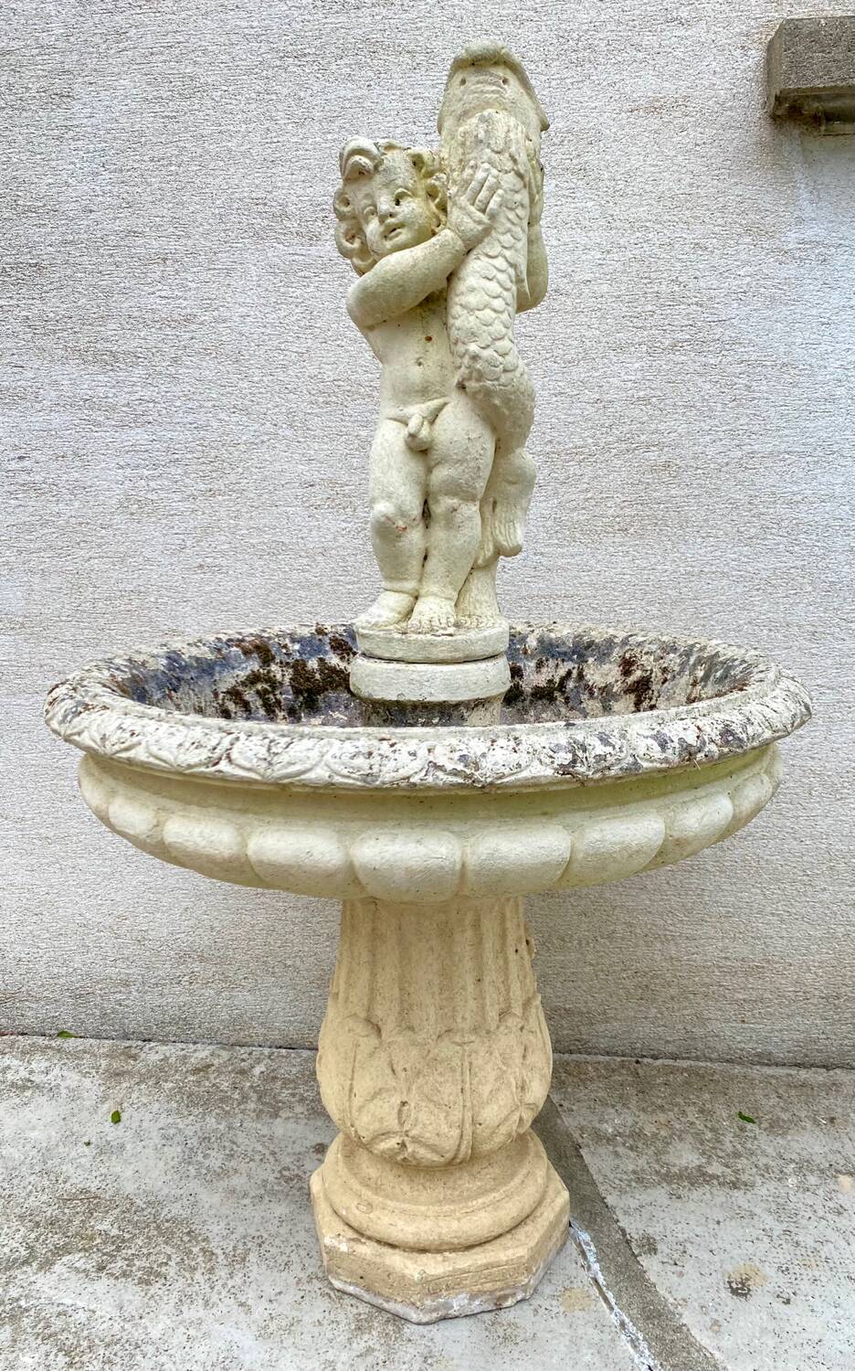 Fontaine de jardin ancienne en pierre avec statue enfant