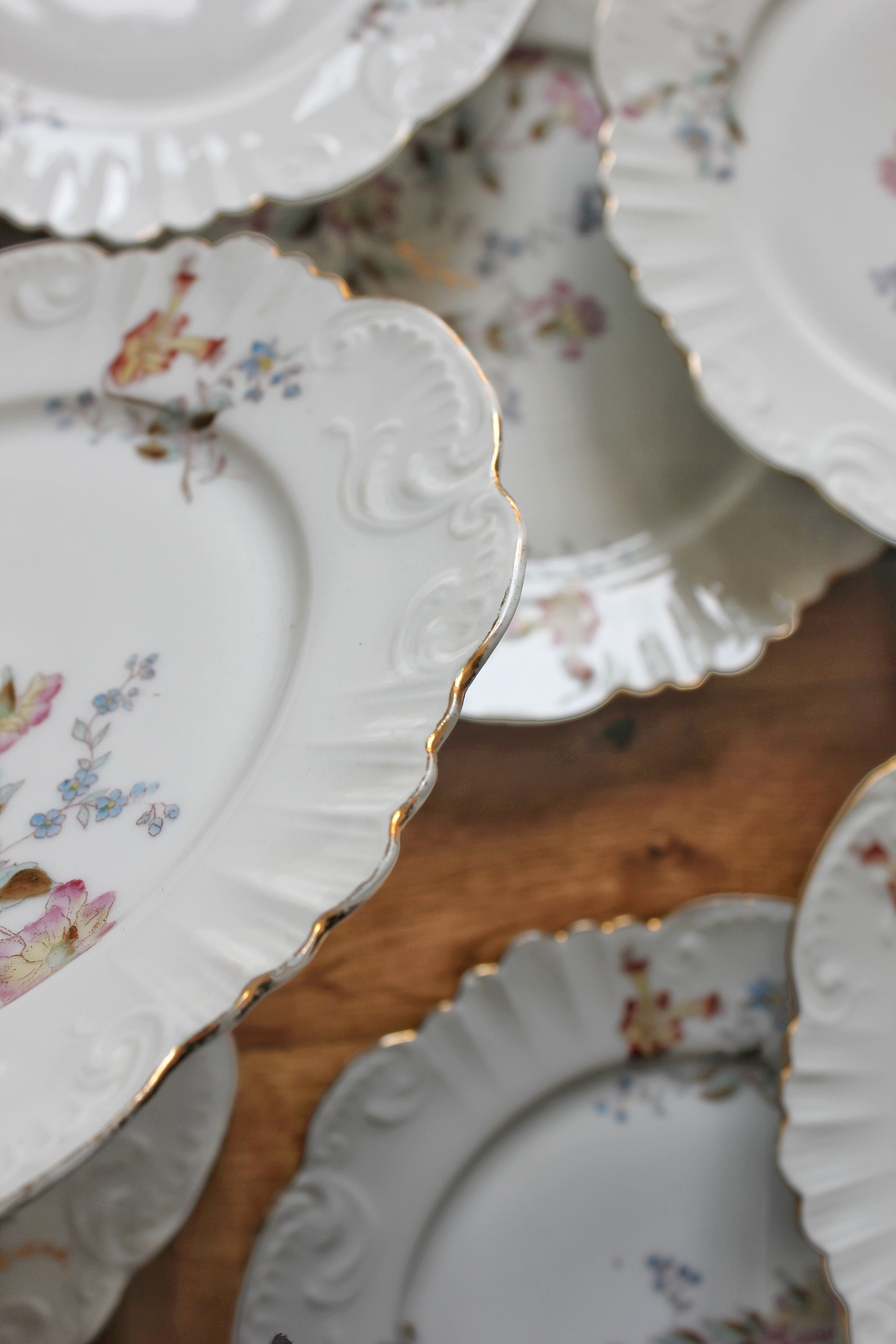 12 assiettes à dessert en porcelaine ancienne décor polychrome floral début XXe