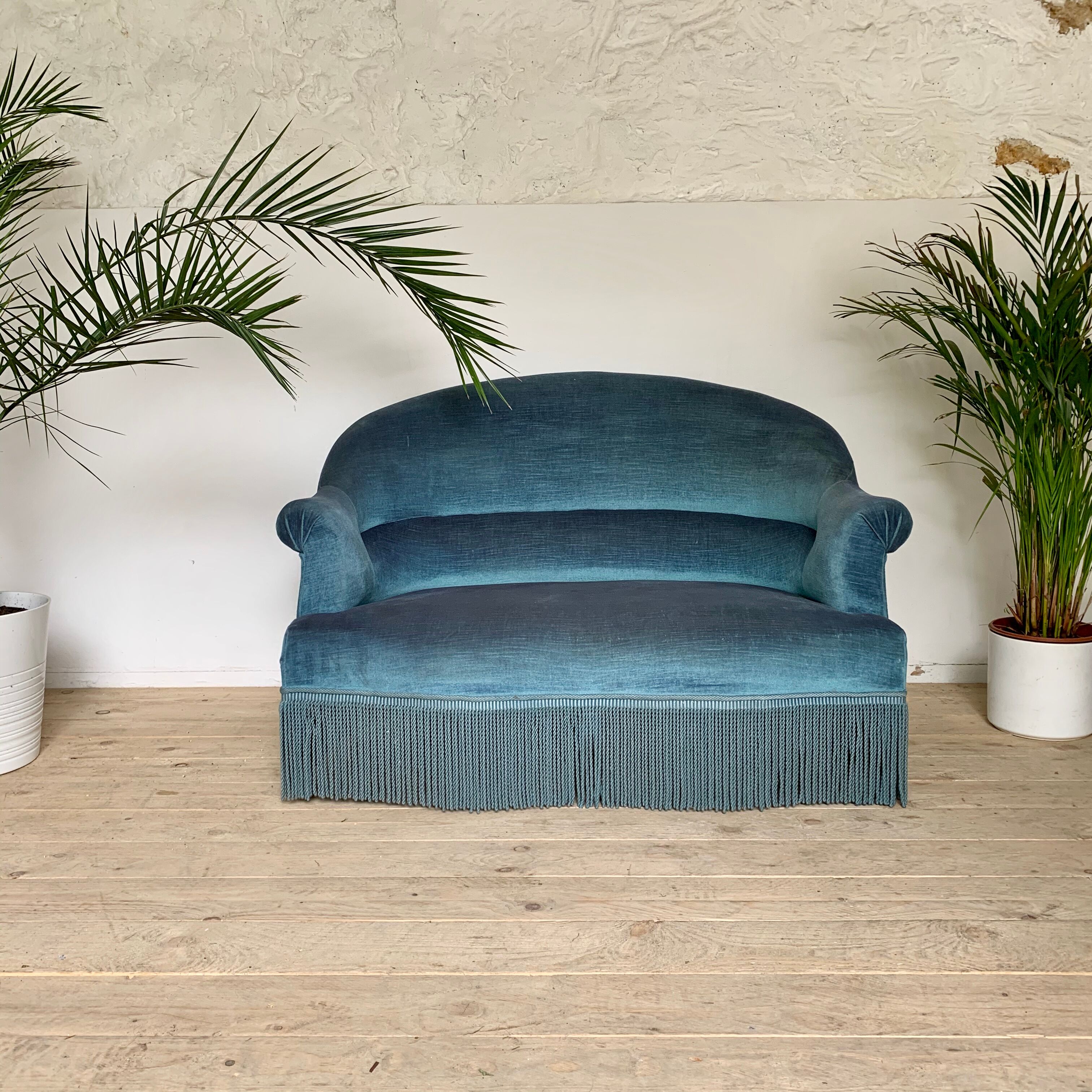 Toad bench blue velvet