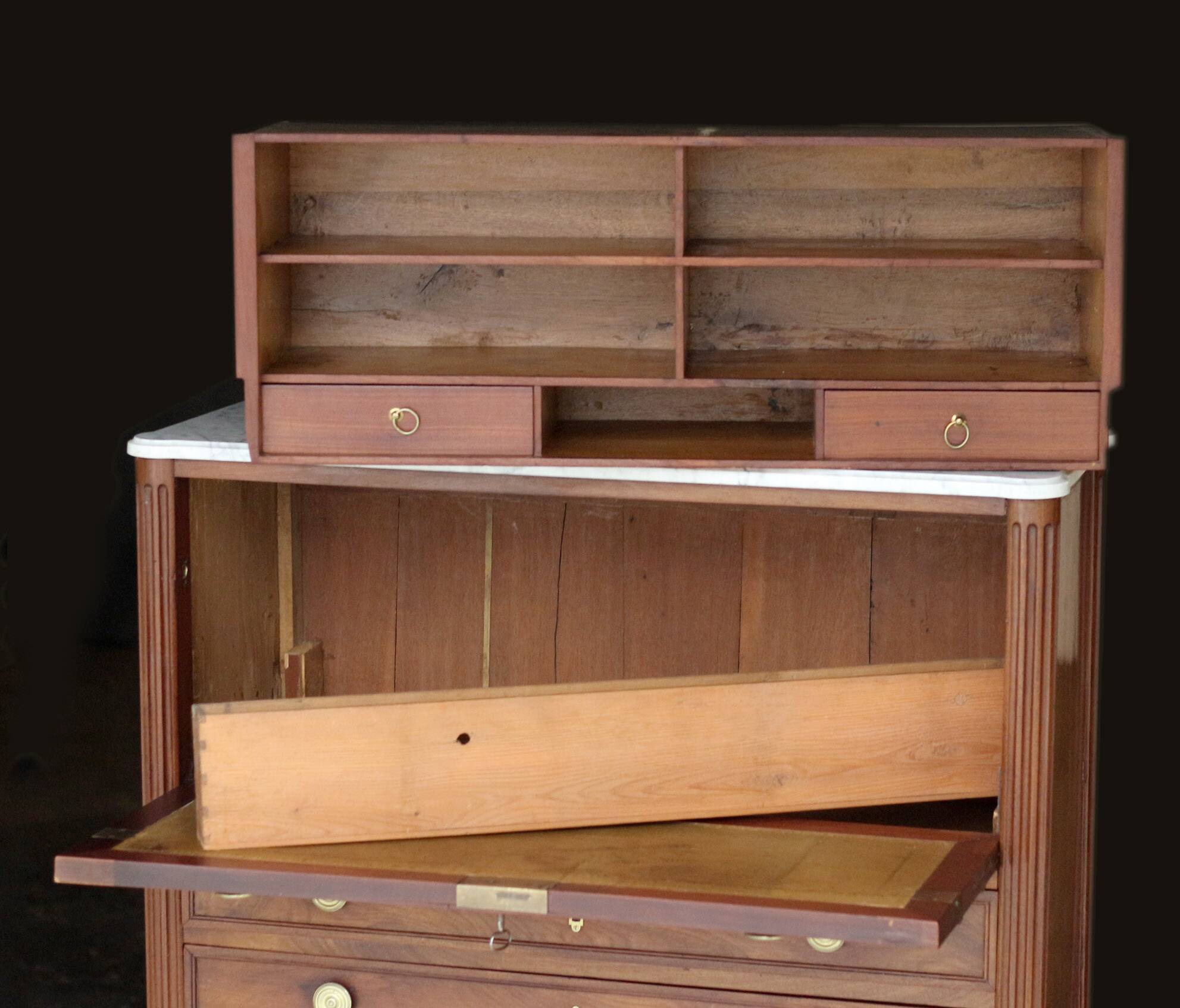 Sumptuous mahogany chiffonier with a secret drawer (circa 1800).