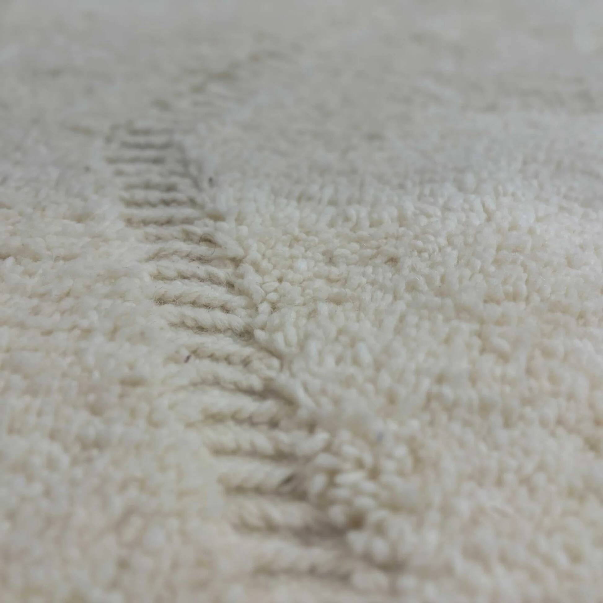 Beni Ouarain Berber rug in diamond pattern • Minimalist white elegance