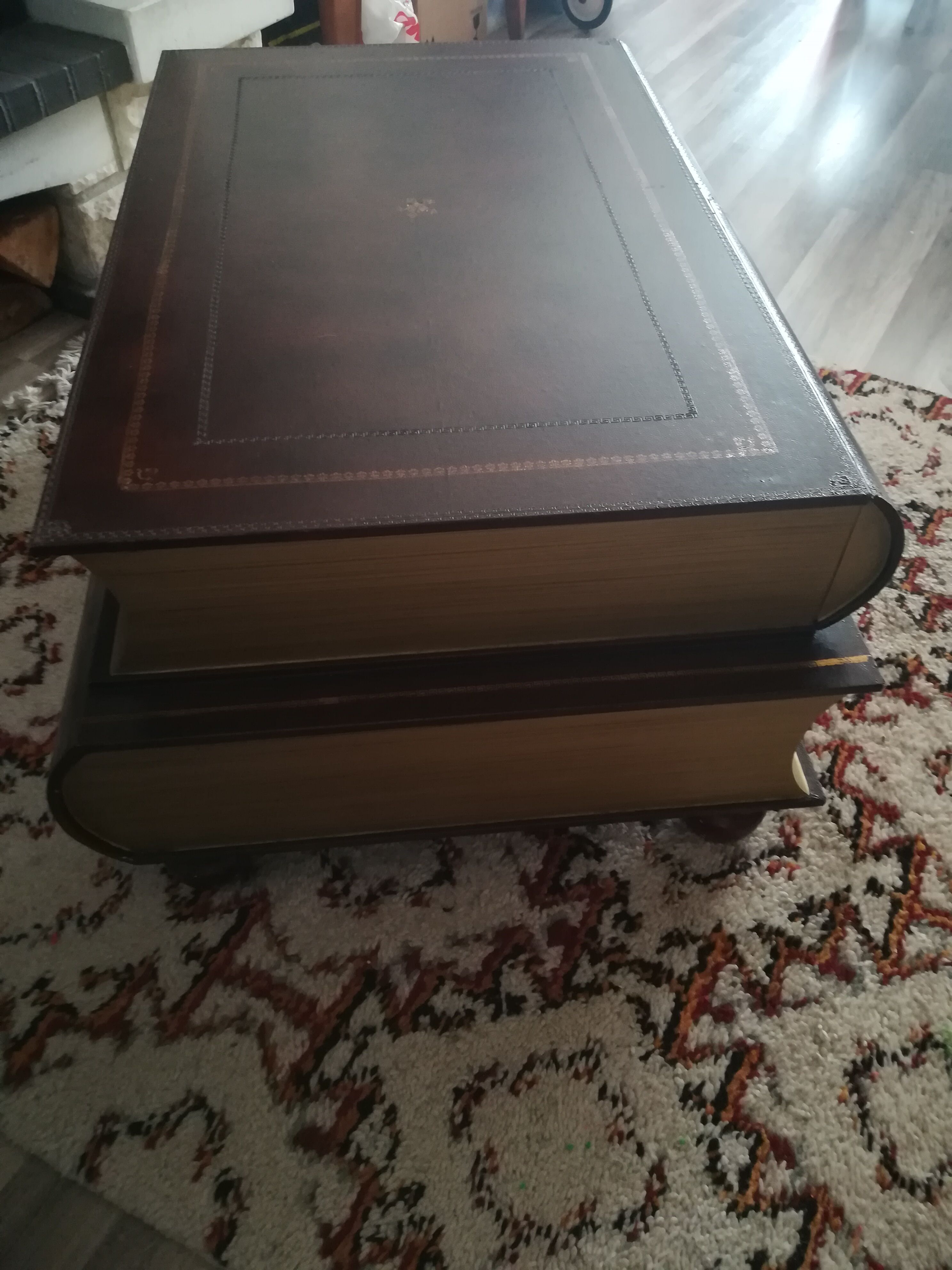 Low Table Theodore Alexander in the shape of a Giant Book