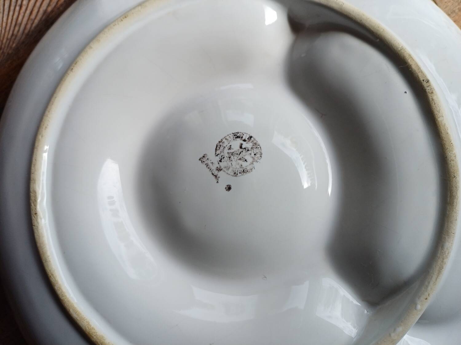 4 barbotine plates with artichoke pattern from Bordallo.