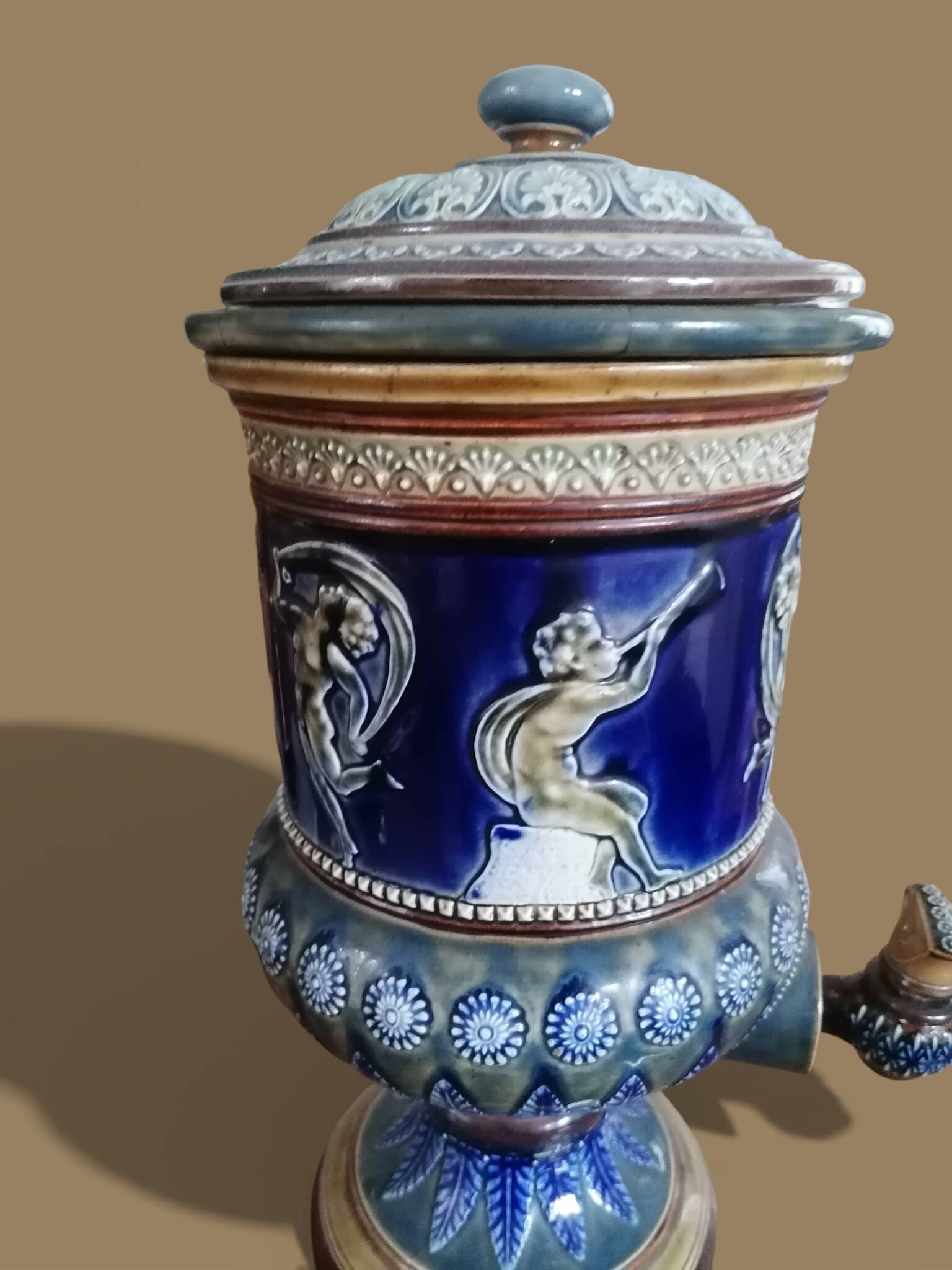 Ceramic water fountain barbotine - Royal Doulton Lamberth - Putti