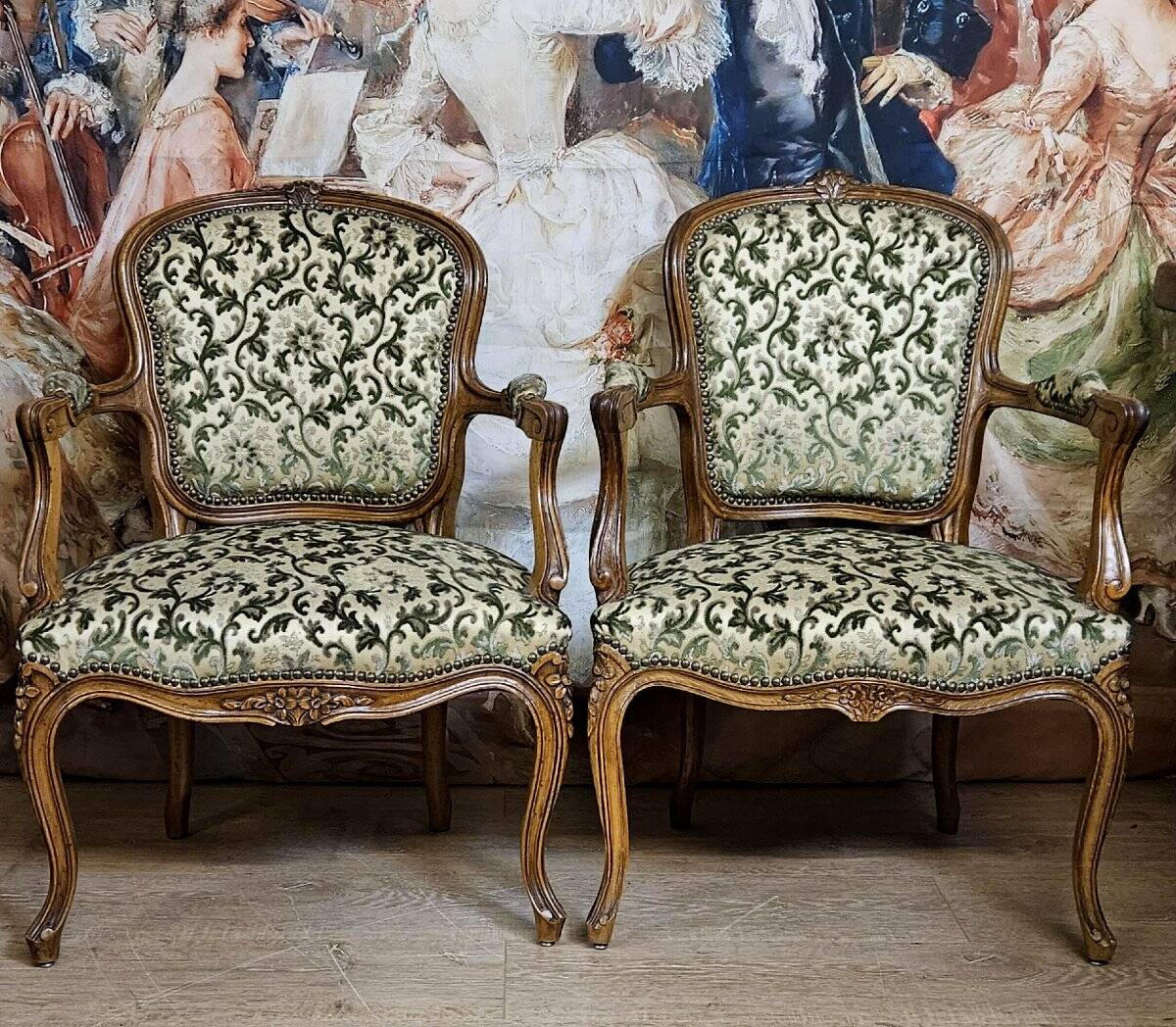 Paire de fauteuils style Louis XV, en bois massif finement sculpté