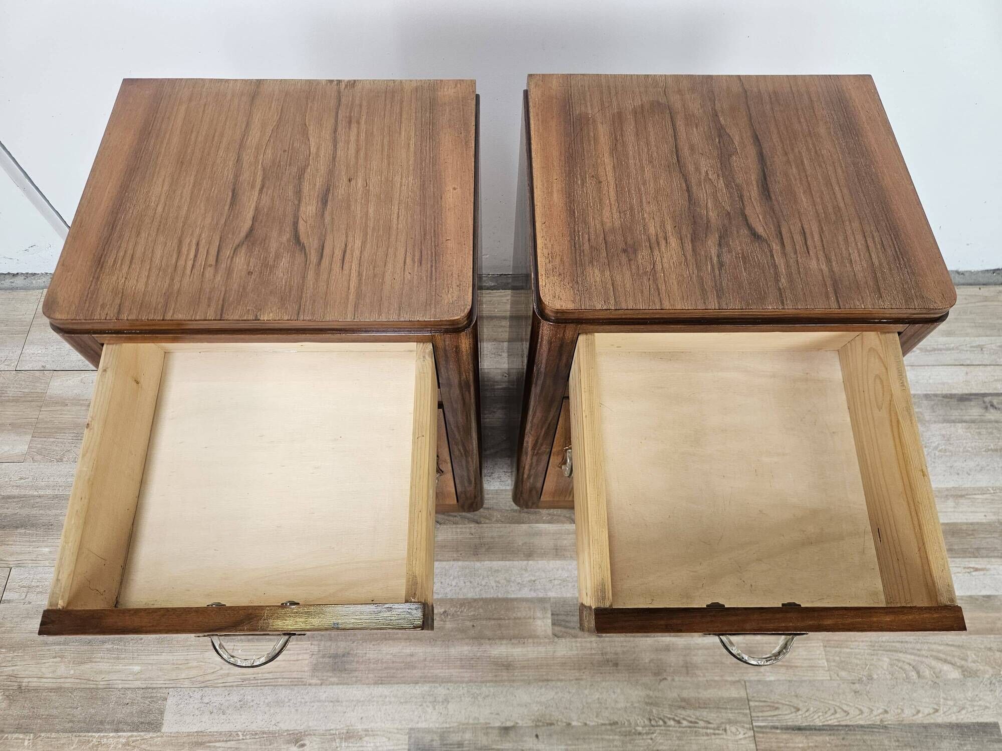 Pair of Art Decò walnut nightstands, 1940