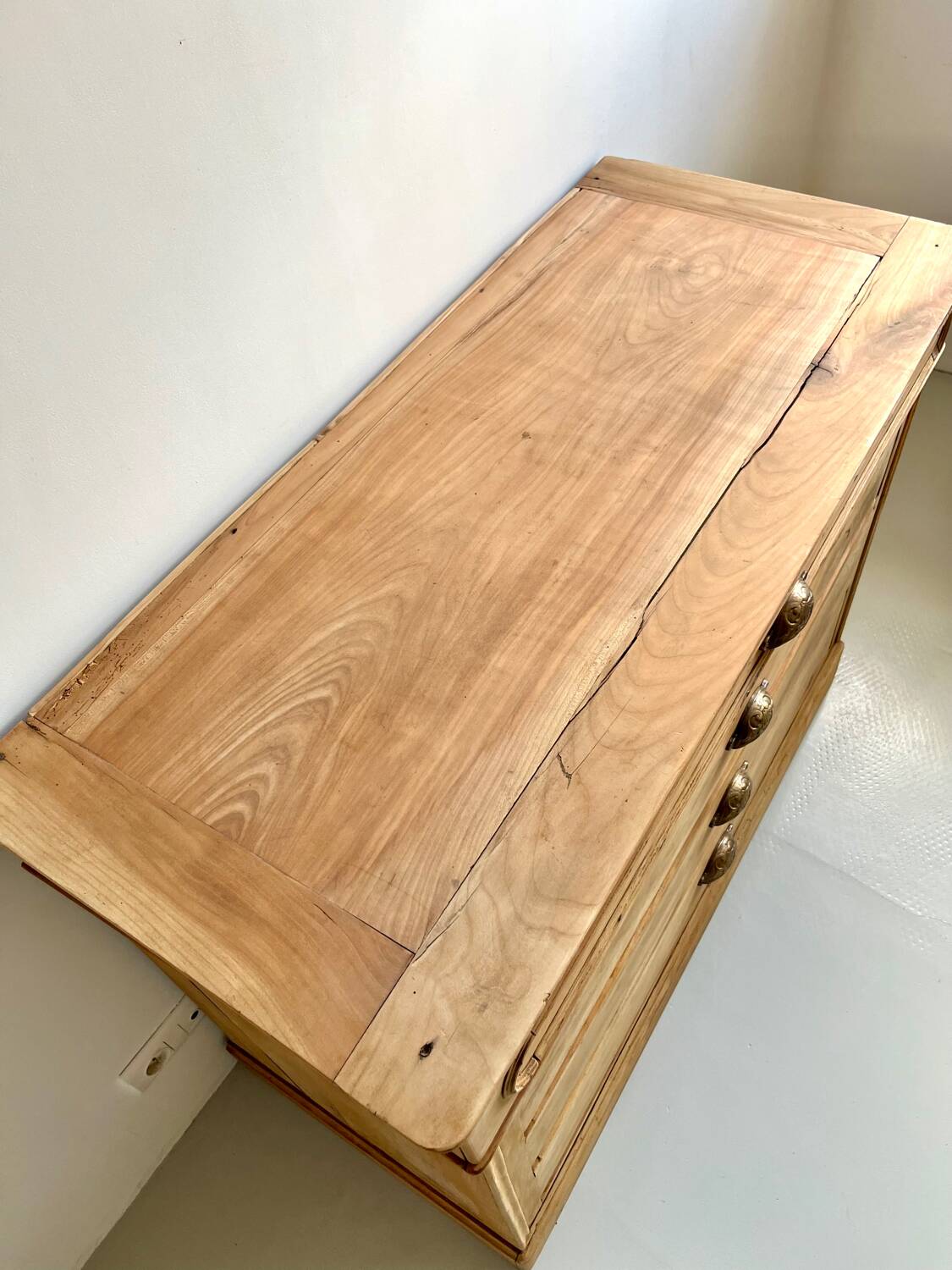 Commode ancienne, meuble de métier en orme massif