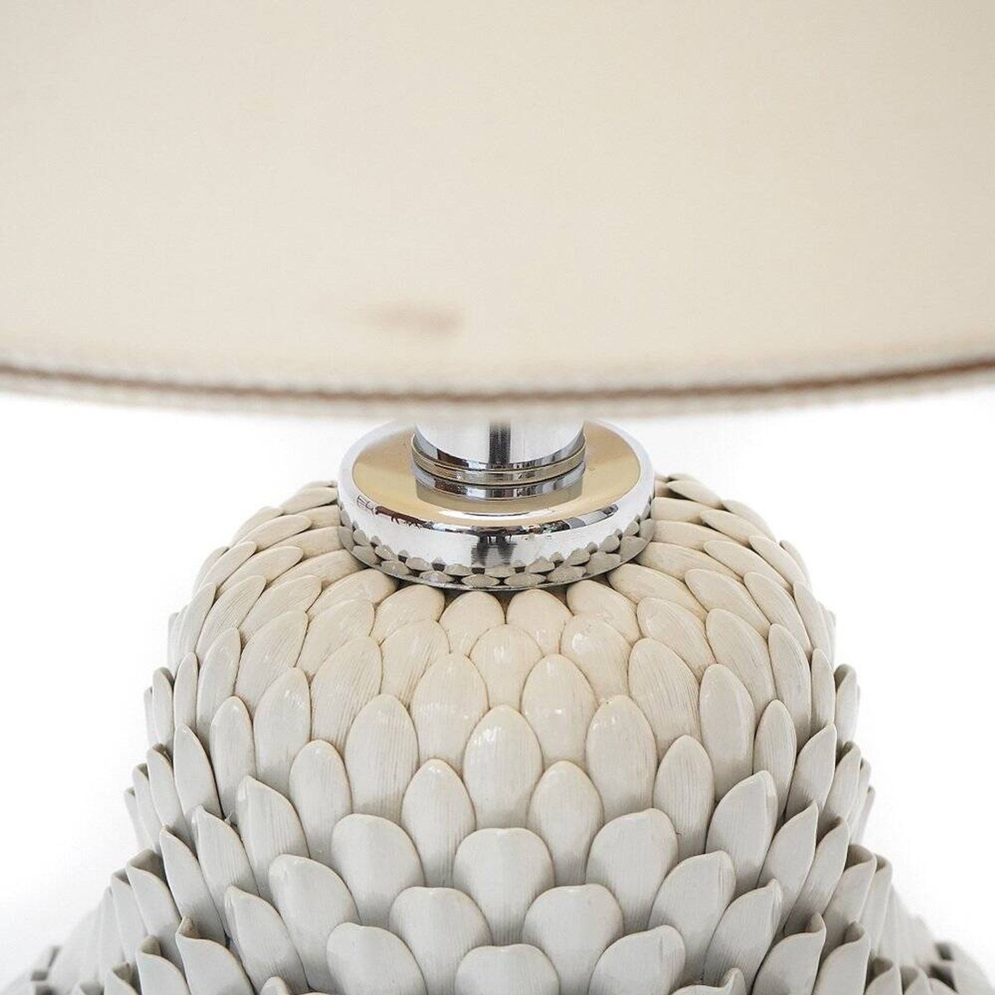 Artichoke table lamp in white ceramic, 1970s