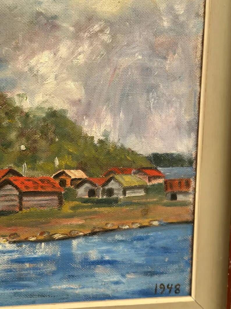 Original Swedish Oil on Panel – “Red Cottages near the Lake” by Unknown Artist 1948 – Vintage & Framed – 63 × 57 cm (24.8" × 22.4")
