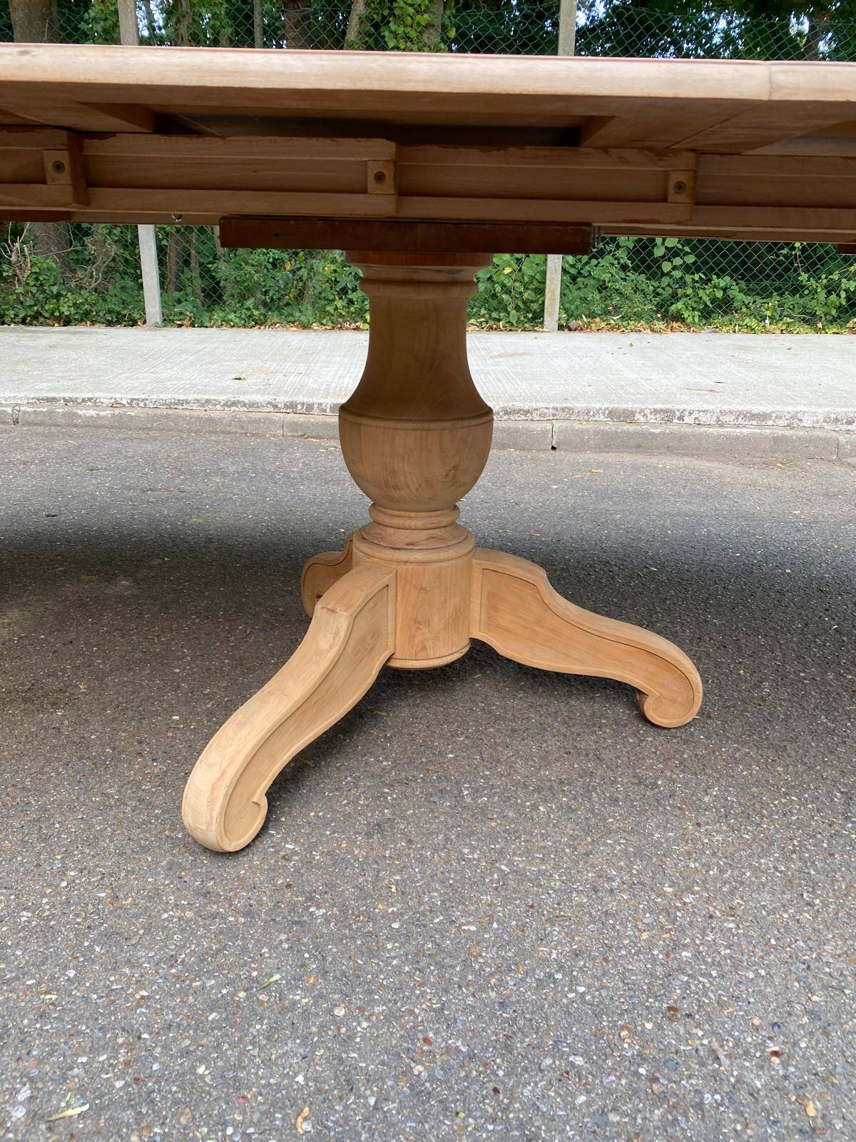 Table à manger ronde pied central extensible décapée en bois massif 3 rallo