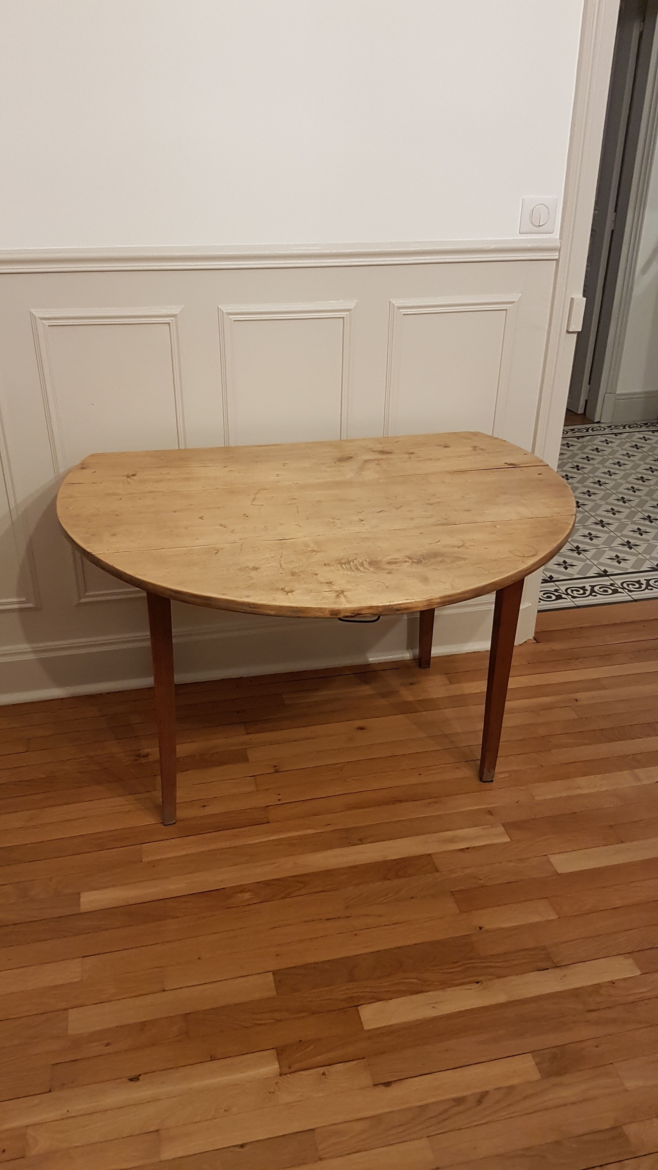 Round table with flaps