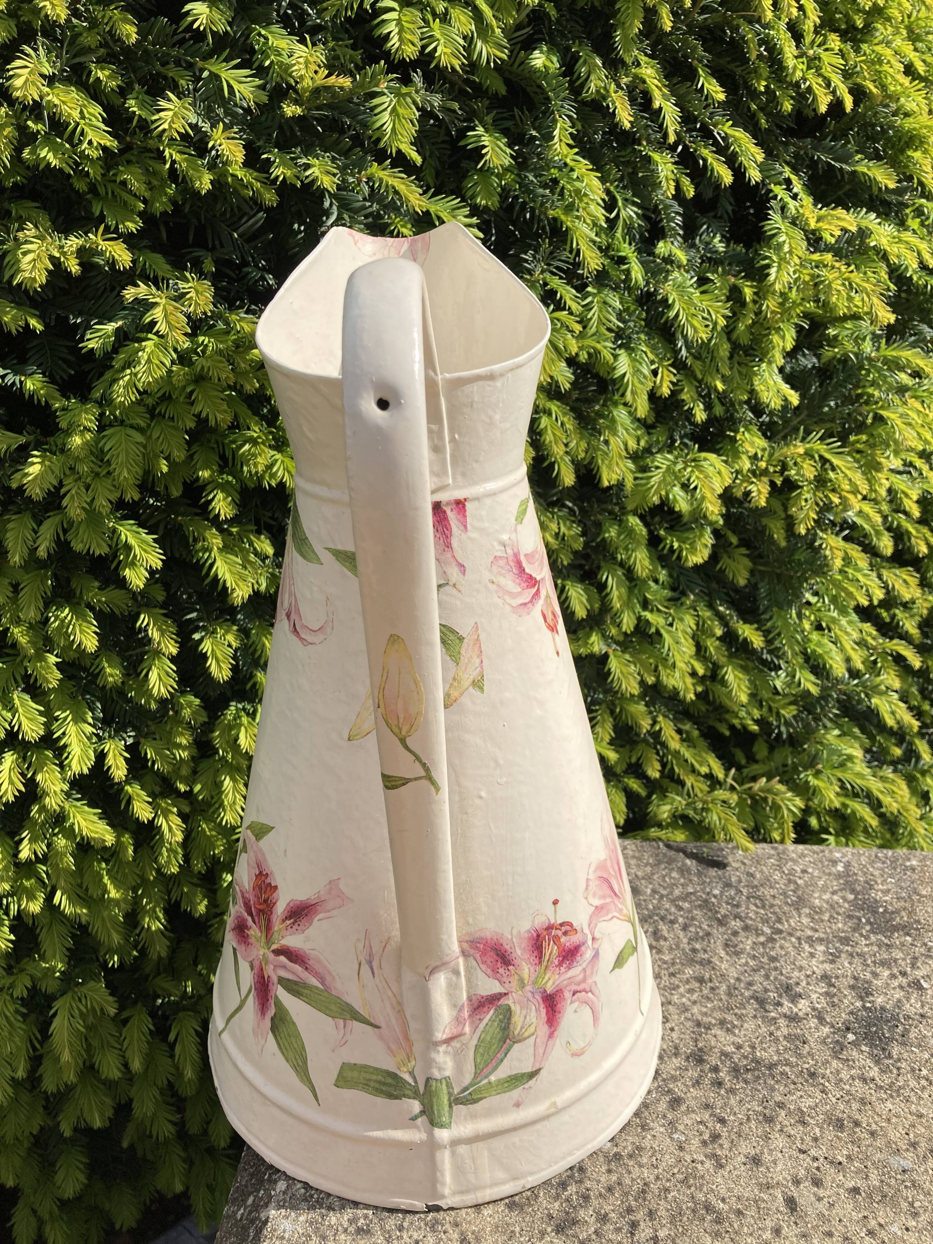 Broc en tôle émaillée « Fleurs de Lys »