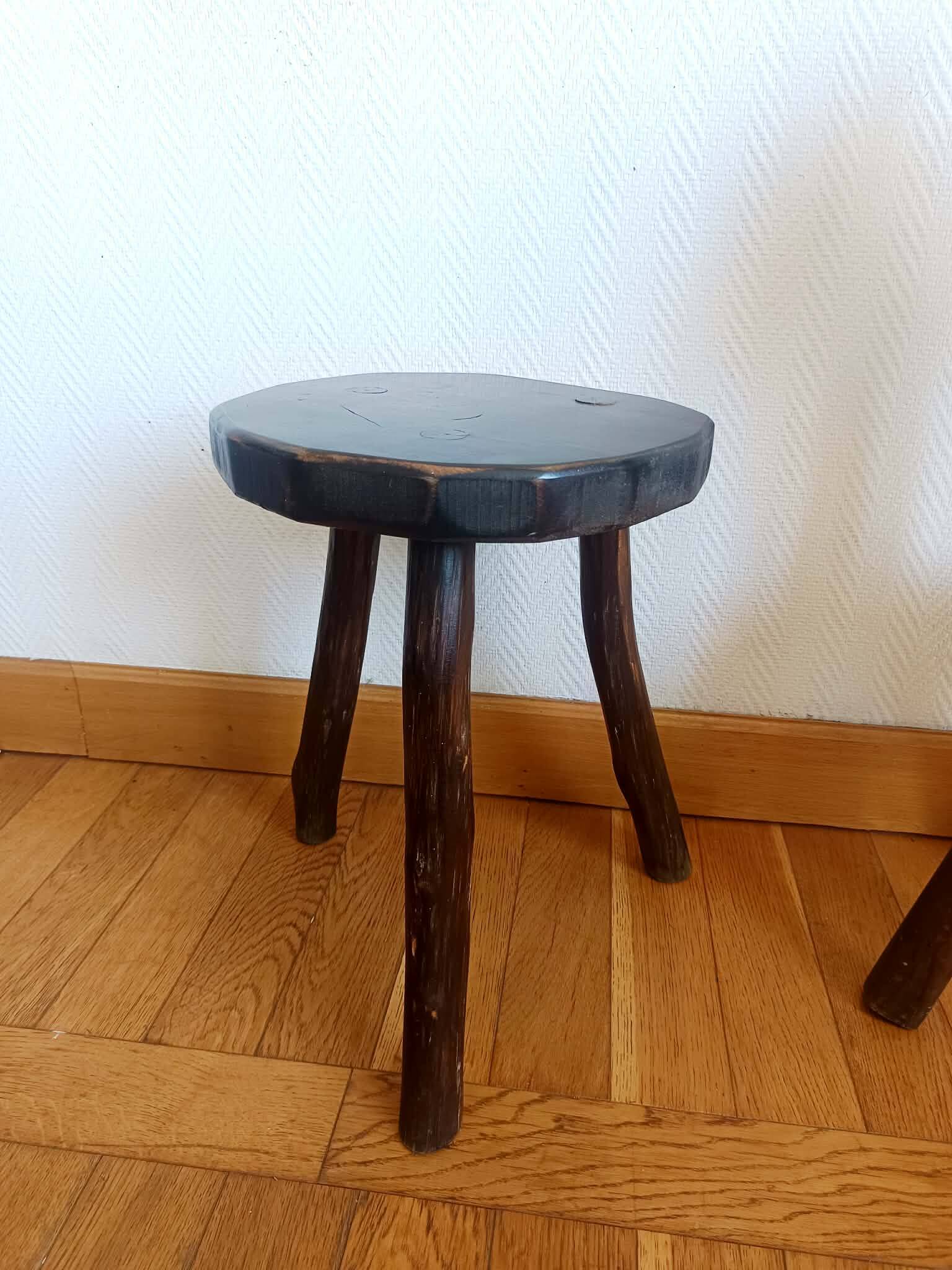 Tabouret tripode brutaliste en bois