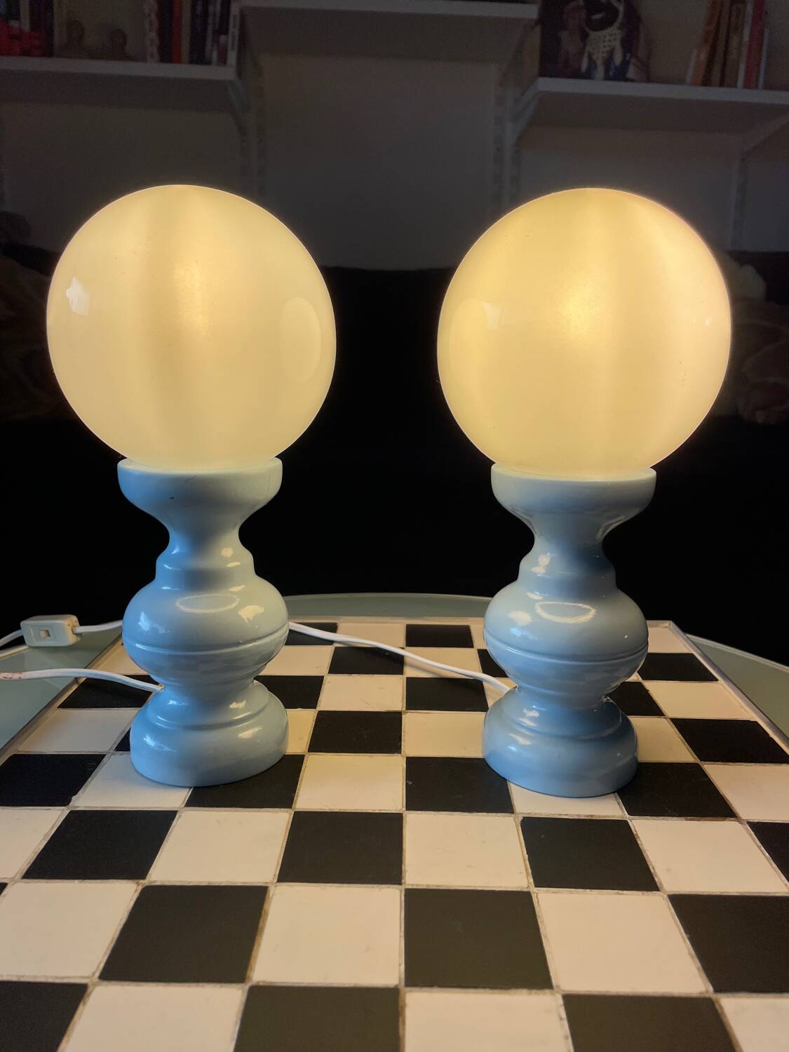Lampe en bois italienne tournée et opaline années 1970