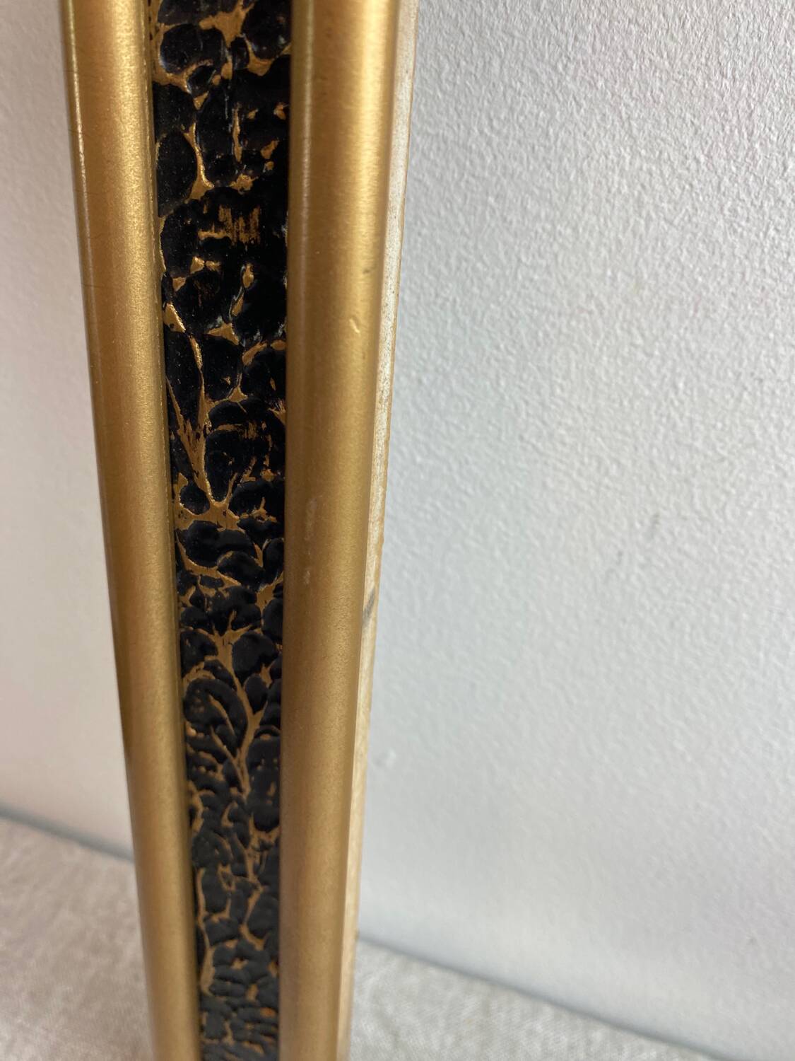 Two-tone wooden frame