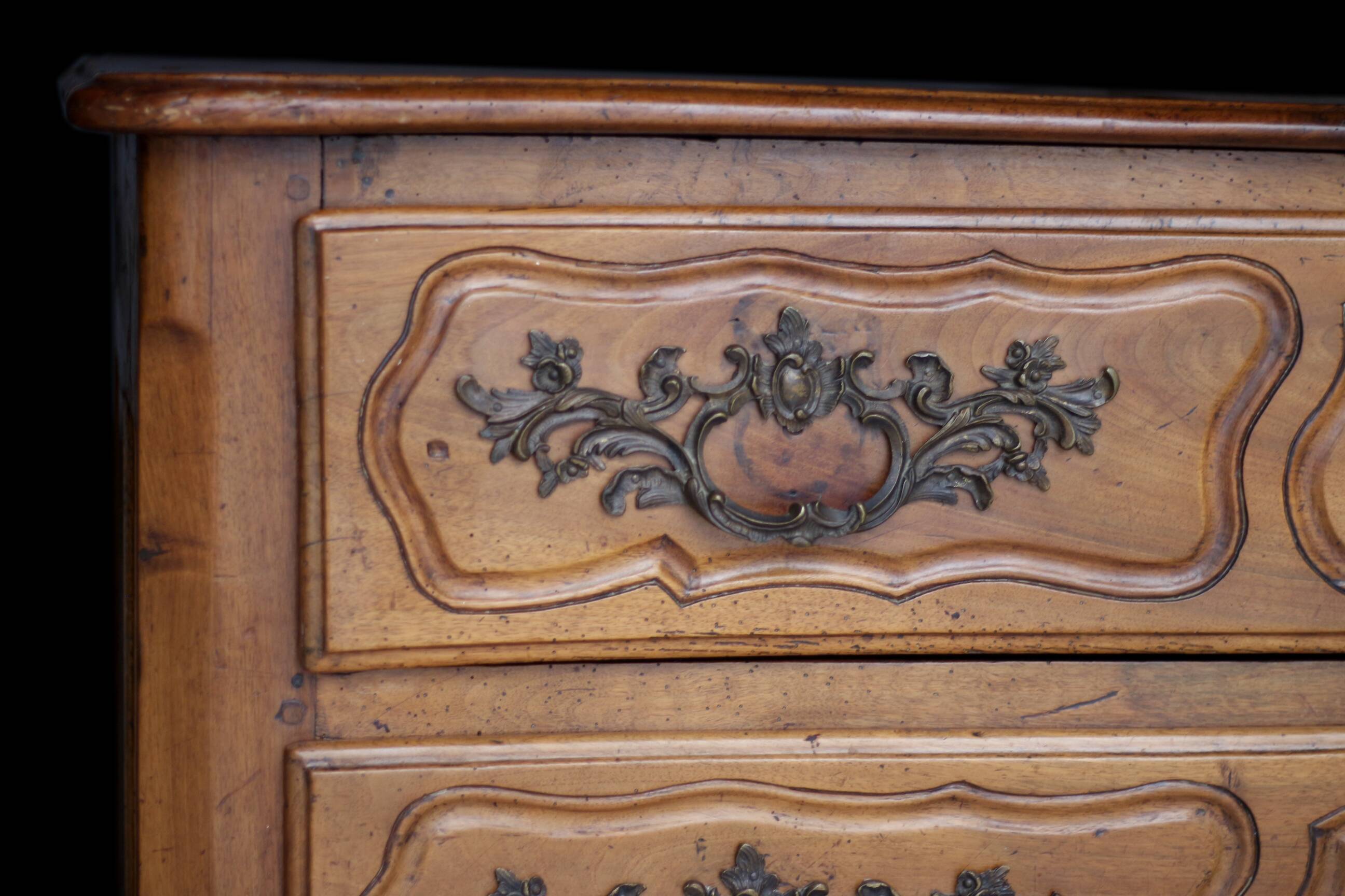 Magnificent 18th-century chest of drawers in solid walnut.