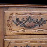 Magnificent 18th-century chest of drawers in solid walnut.