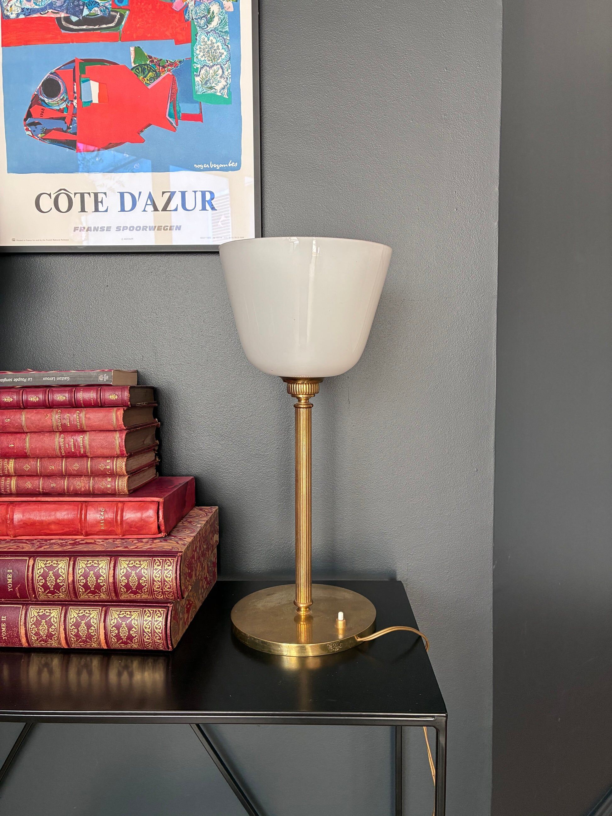 "Senator" lamp in brass and opaline.