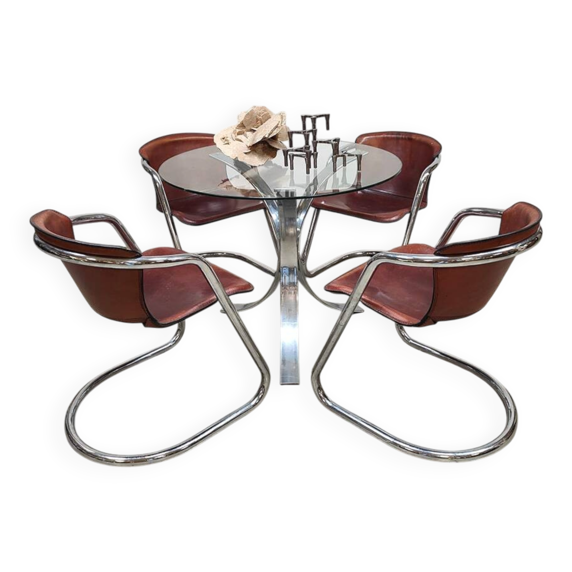 Ensemble de salle à manger vintage en chrome avec table et chaises.